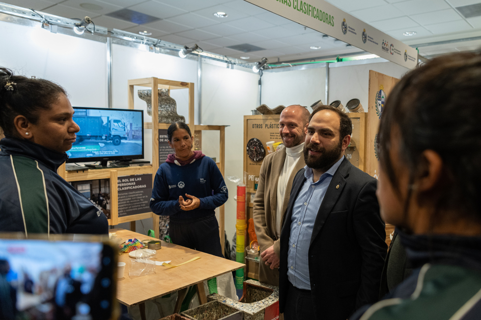 Ministro de Desarrollo Social Gonzalo Civila en Expo Uruguay Sostenible. Ministro Civila en stand del Programa Uruguay Clasifica.