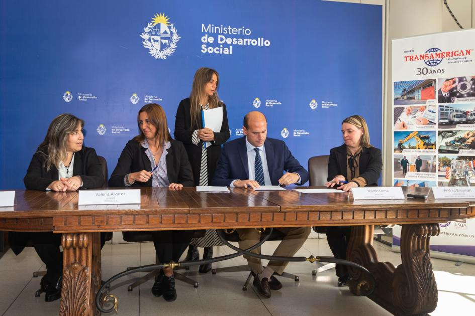 Autoridades durante la firma del convenio Autoridades durante la firma del convenio