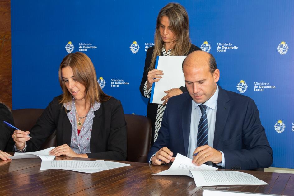 Ministro Lema y gerenta de Teregal firmando el convenio