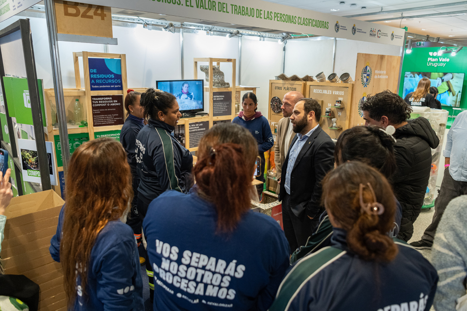 Ministro de Desarrollo Social Gonzalo Civila en Expo Uruguay Sostenible. Ministro Civila en stand del Programa Uruguay Clasifica.