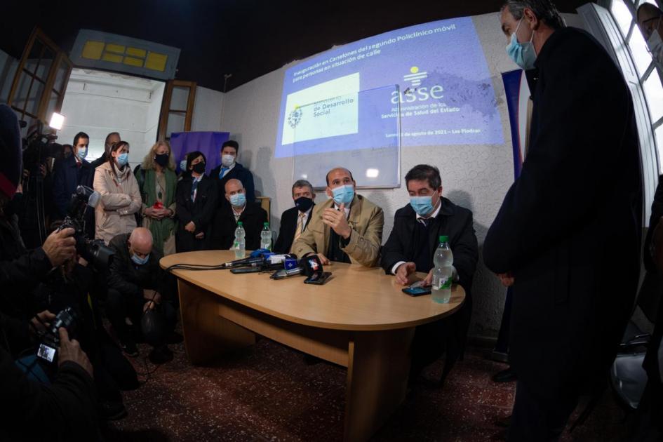 Ministro Lema y autoridades del ministerio junto a autoridades nacionales y departamentales en Canelones Ministro Lema y autoridades del ministerio junto a autoridades nacionales y departamentales