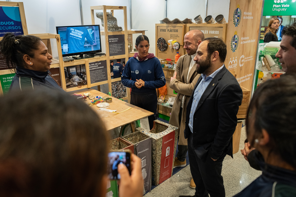 Ministro de Desarrollo Social Gonzalo Civila en Expo Uruguay Sostenible. Ministro Civila en stand del Programa Uruguay Clasifica.
