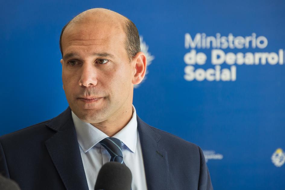 Ministro Lema haciendo declaraciones Ministro Lema haciendo declaraciones