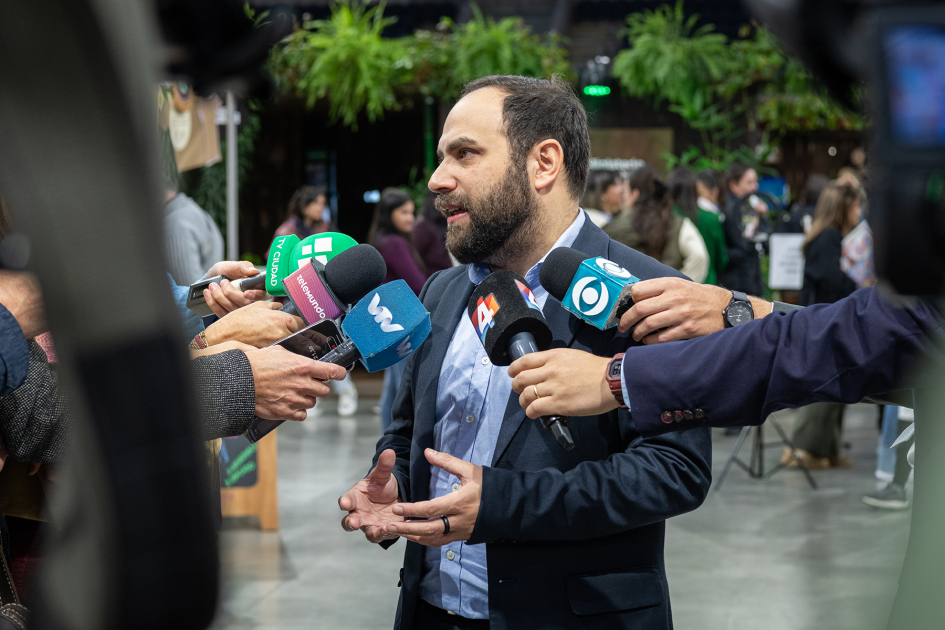 Ministro de Desarrollo Social Gonzalo Civila en Expo Uruguay Sostenible. Ministro Gonzalo Civila dando una rueda de prensa.