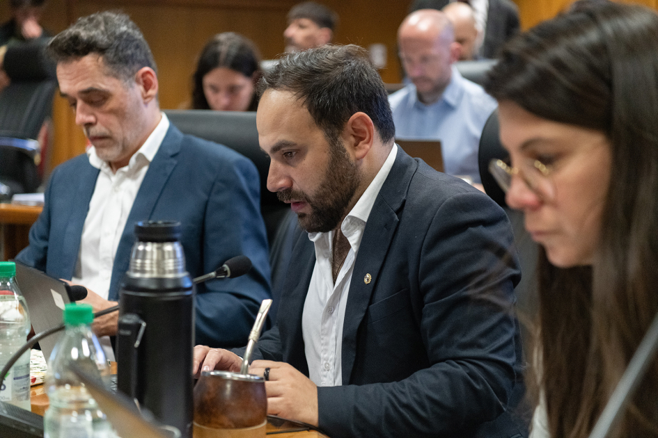 Autoridades del Ministerio de Desarrollo Social en Comisión de Presupuesto del Senado.