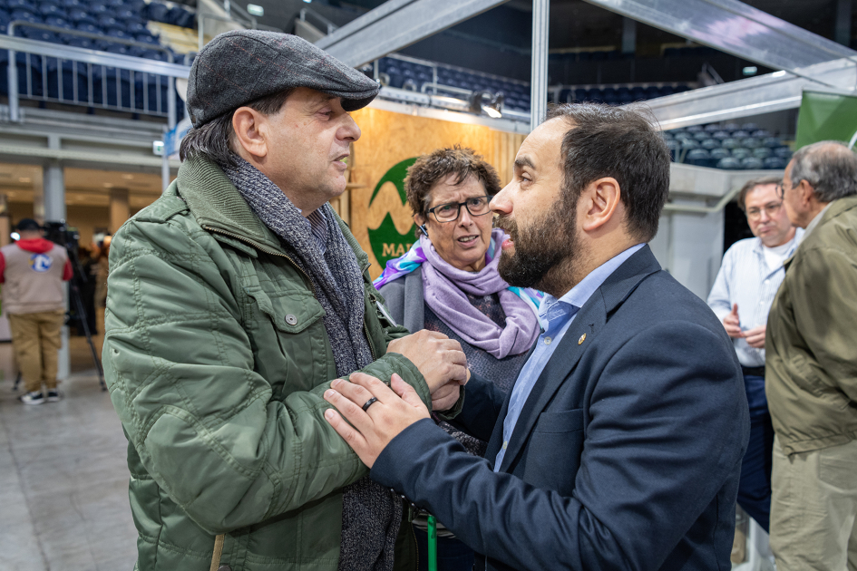 Ministro de Desarrollo Social Gonzalo Civila en Expo Uruguay Sostenible. Ministro Civila conversa con un señor de baja visión.