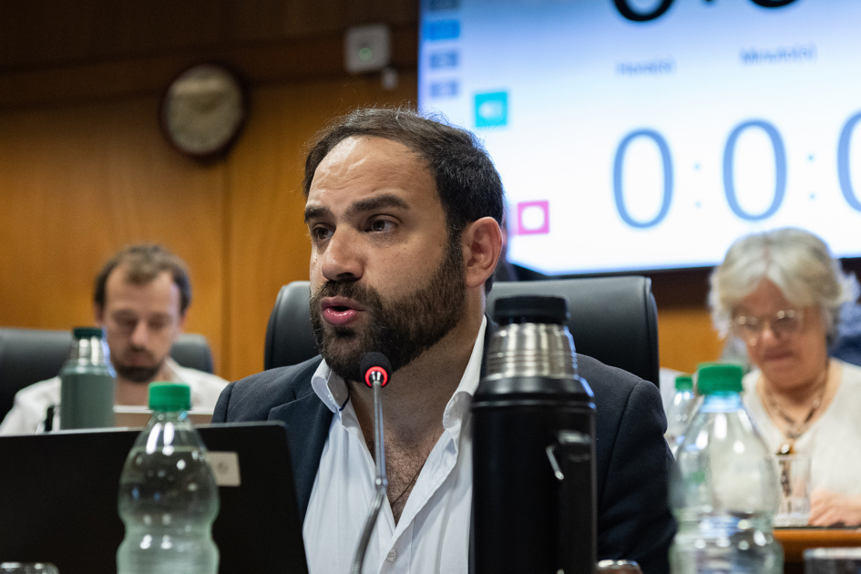 Autoridades del Ministerio de Desarrollo Social en Comisión de Presupuesto del Senado.