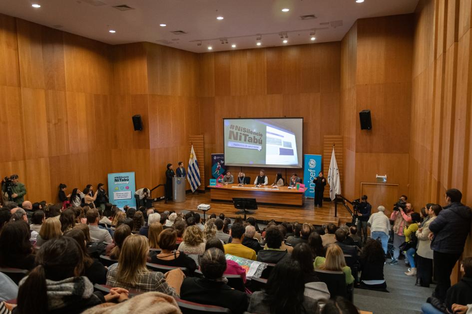 Mesa de jóvenes y público presente Mesa de jóvenes y público presente