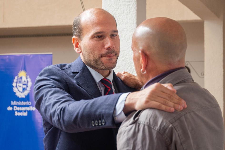 Ministro de Desarrollo Social saludando a usuario de DINALI Ministro saludando a usuario de DINALI