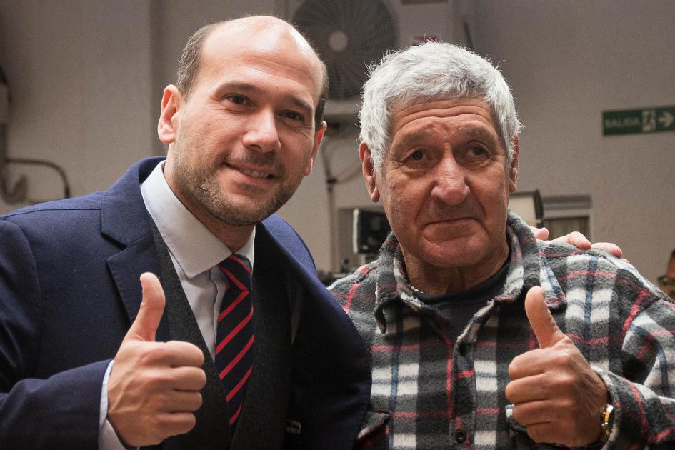 Ministro saludando a usuario de DINALI Ministro saludando a usuario de DINALI