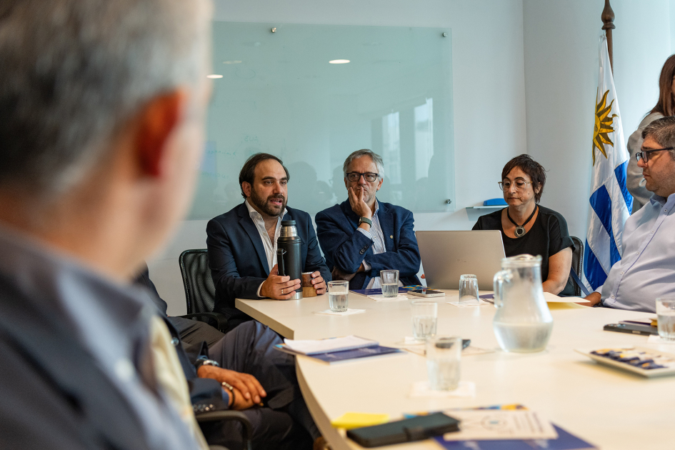 Reunión de autoridades en la presentación del Plan Nacional de Discapacidad en OPP.