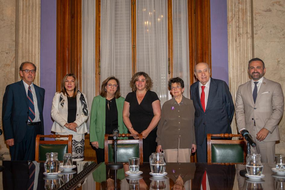 Representantes de partidos políticos junto a autoridades organizadoras del evento