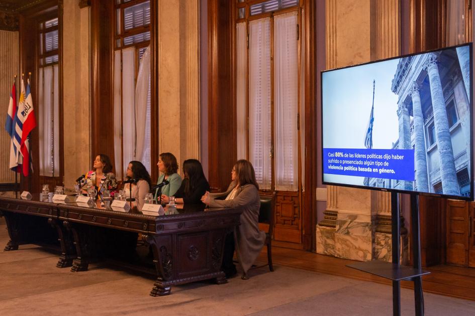 Conversatorio con participantes del proyecto Ellas +