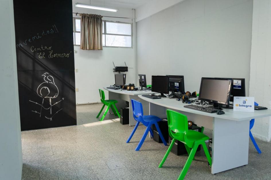 Computadoras con servicio de Antel en Centro El Hornero para mujeres con menores a cargo 