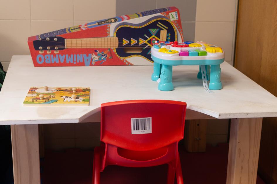 Mesa y silla para niños pequeños, con juguetes sobre la mesa.