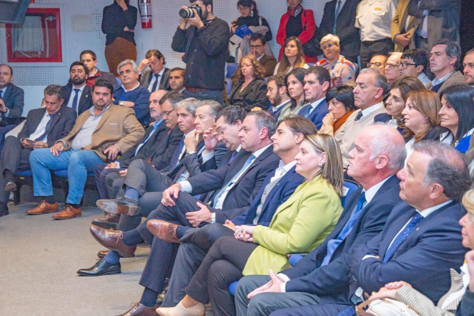 Autoridades de Presidencia, parlamento, gobiernos departamentales y empresas privadas en presentación Programa Accesos Autoridades de Presidencia, parlamento y gobiernos departamentales en salón de actos Torre Ejecutiva