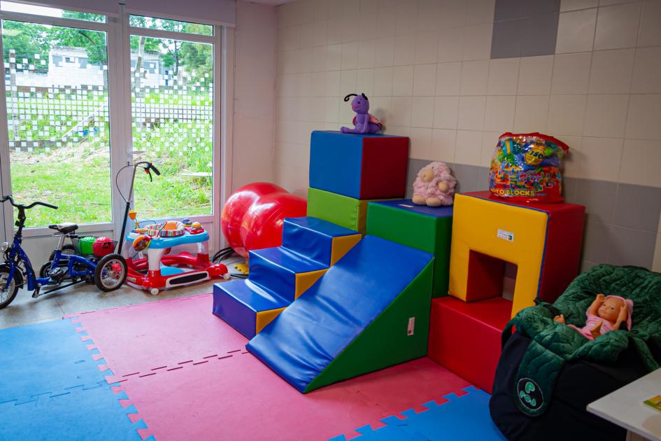 Sala psicomotricidad con colchonetas e insumos para rehabilitación de niños con discapacidad visual