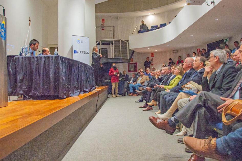 Autoridades de Presidencia, parlamento y gobiernos departamentales en salón de actos Torre Ejecutiva