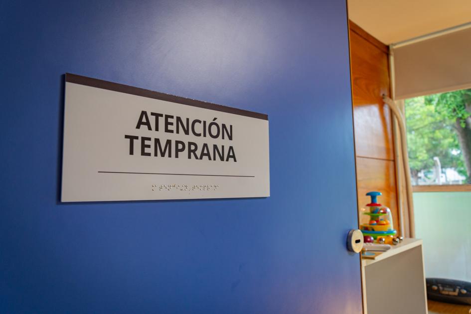 Entrada a la sala de psicomotricidad con cartel de Atención Temprana