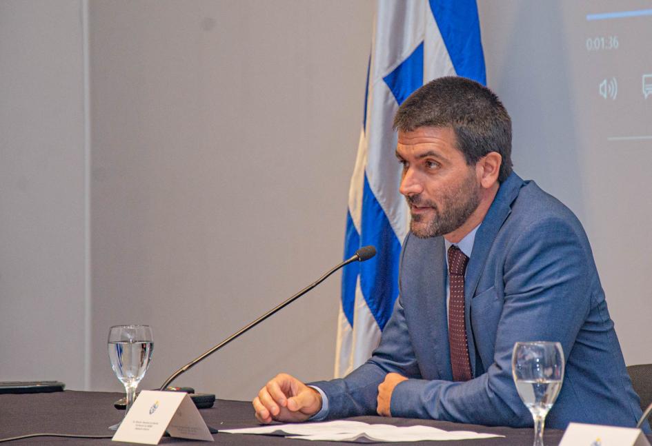 Alejandro Sciarra, director Nacional de Gestión Territorial del Mides presenta el Programa Accesos Alejandro Sciarra, director nacional del Mides en mesa de oratoria Accesos