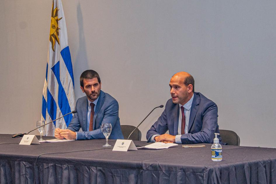 Martín Lema y Alejandro Sciarra en presentación del Programa Accesos en Torre Ejecutiva Mesa de autoridades, ministro Lema y Alejandro Sciarra sentados junto al Pabellón Nacional
