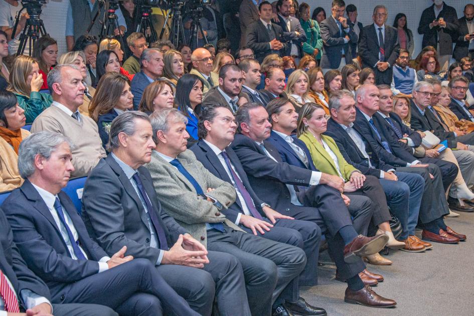 Autoridades de Presidencia, parlamento y gobiernos departamentales en salón de actos Torre Ejecutiva