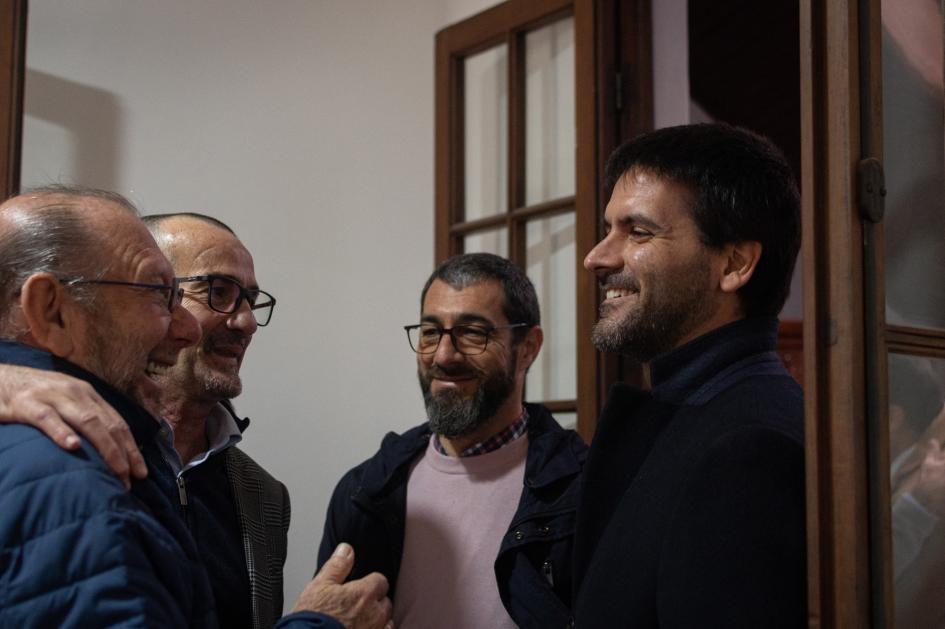 Ministro junto a representantes de la organización social Ministro junto a representantes de la organización social