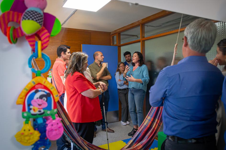 Usuarios, técnicos y autoridades Usuarios del Cachón, de pie, conversan con las autoridades y técnicos