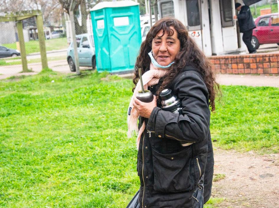 Participante recibiendo la vivienda