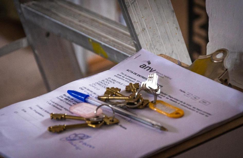 Participante recibiendo la vivienda Participante recibiendo la vivienda
