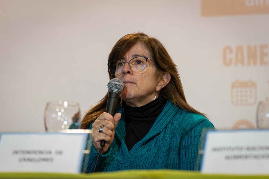 Oradora en la mesa de apertura Oradora en la mesa de apertura