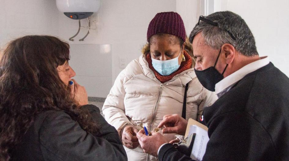 Participantes recibiendo la vivienda