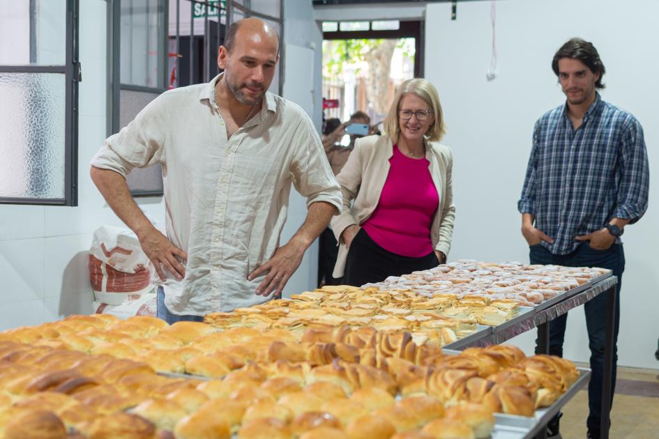 Ministro y autoridades del MIDES en el taller de panadería 