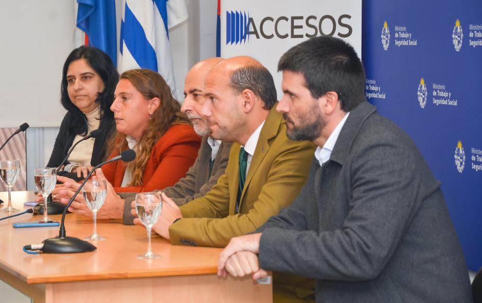 Mesa de oradores en bienvenida a participantes del Programa ACCESOS que cumplirán funciones en el MTSS Mesa oradores con Lema, Mieres y directores de programas del área laboral de ambos ministerios