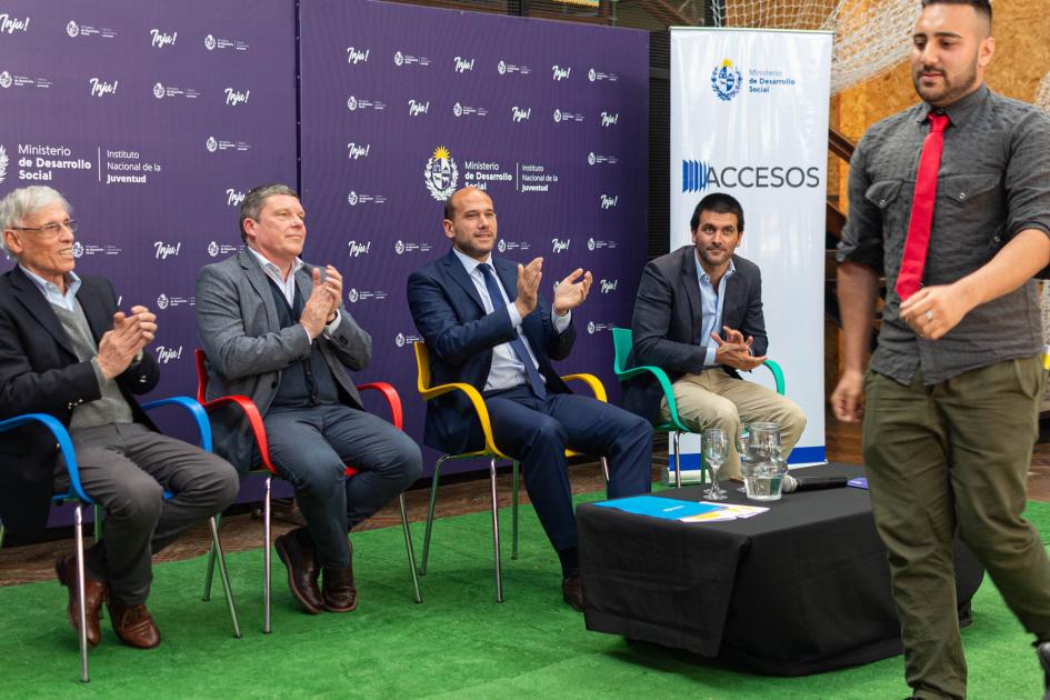 Ángel, participante de accesos junto a las autoridades Ángel, participante de accesos junto a las autoridades