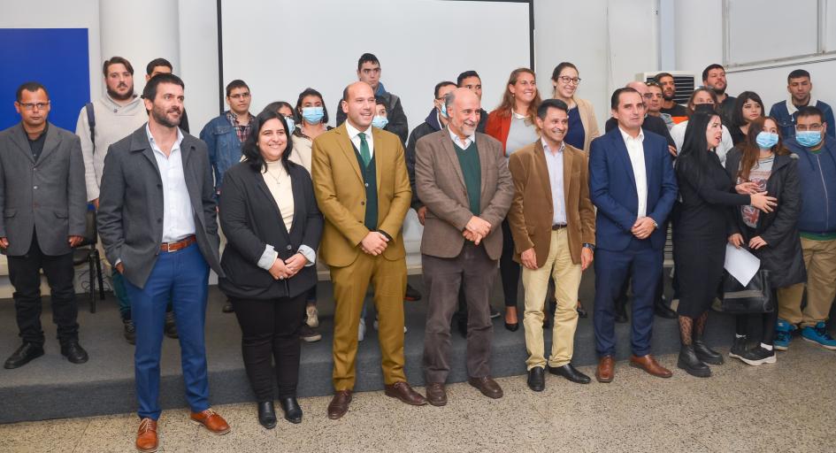 Autoridades de Mides y MTSS junto a técnicos y participantes del Programa ACCESOS