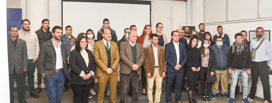Foto grupal de autoridades de Mides y MTSS junto a técnicos y participantes del Programa ACCESOS