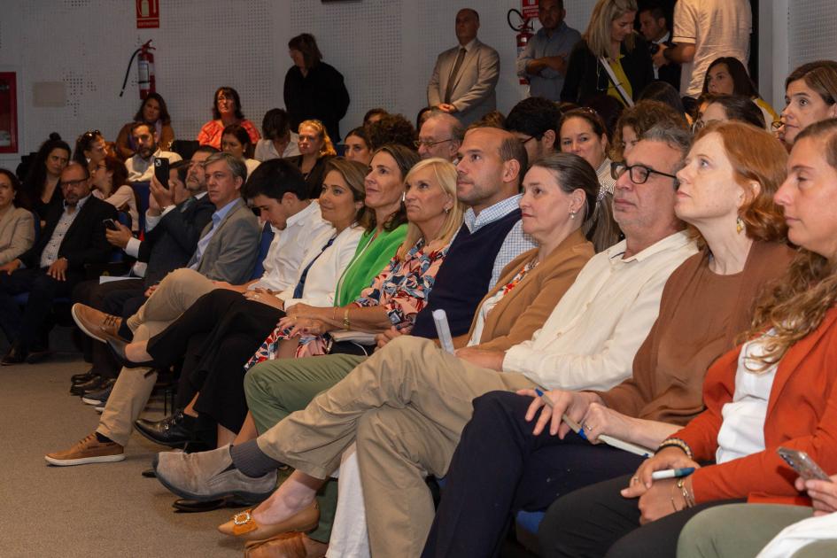 Autoridades y público presente en la actividad