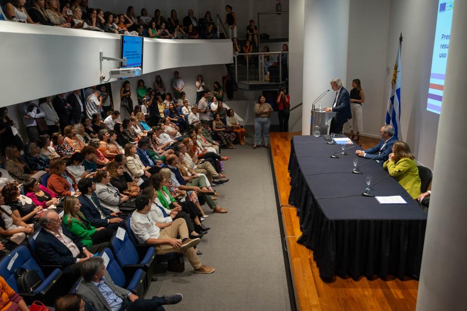 Mesa de autoridades y público presente en el evento