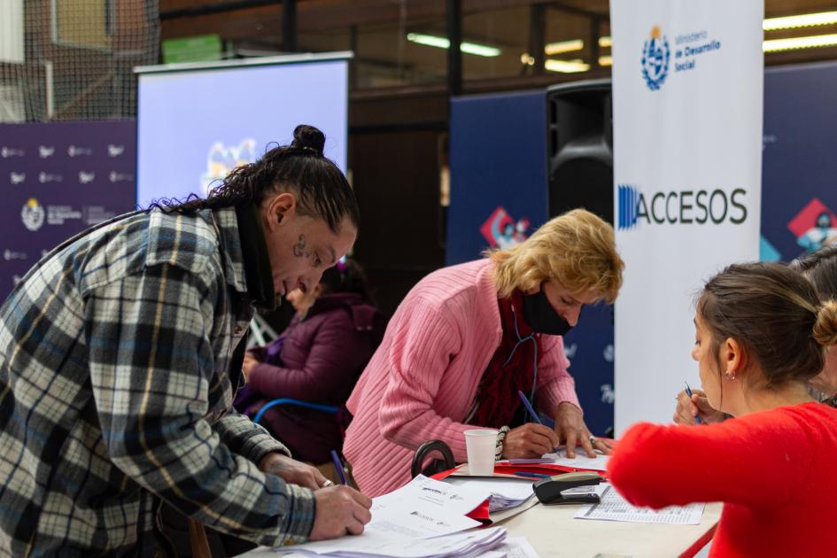 Participantes firmando el acuerdo de trabajo Participantes firmando el acuerdo de trabajo