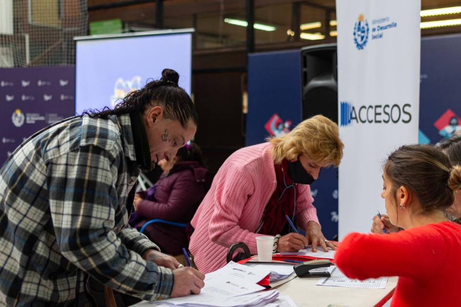 Participantes firmando el acuerdo de trabajo 