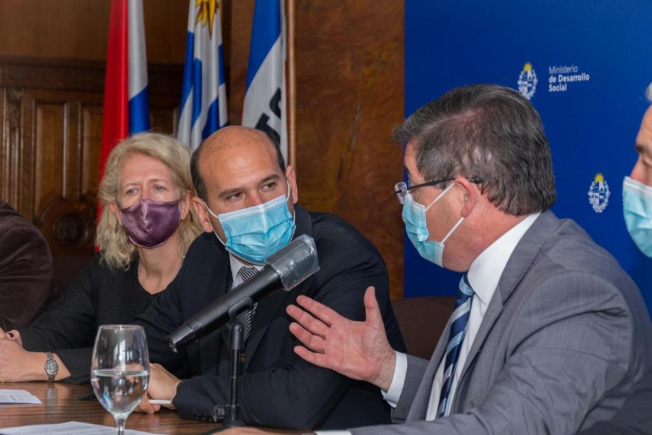 Autoridades de Mides y Asse en firma de convenio para atención médica integral a personas en situación de calle Autoridades de Mides y Asse en firma de convenio para atención médica integral