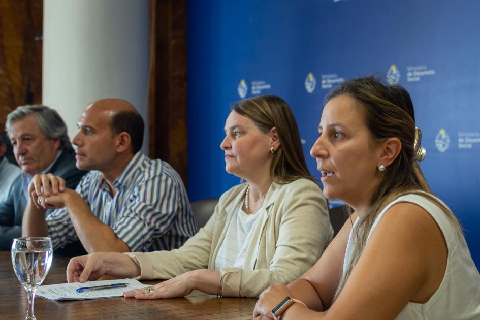 Cecilia Sena presenta el evento sentada junto a Brugman, Lema, Ferber y Moraes.