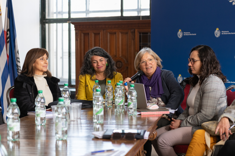 Consejo Nacional Consultivo Por Una Vida Libre De Violencia De Género hacia Las Mujeres mujeres reunidas en torno a una mesa