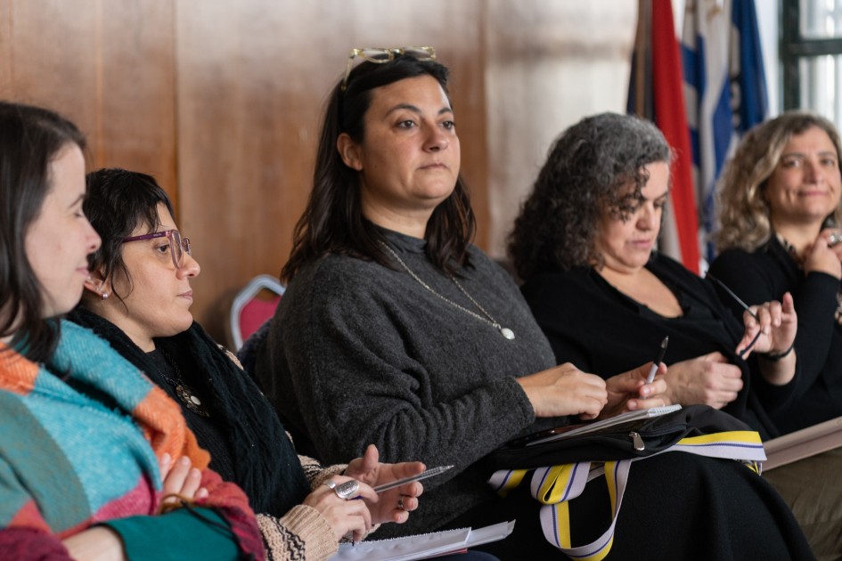 Consejo Nacional Consultivo Por Una Vida Libre De Violencia De Género hacia Las Mujeres mujeres reunidas en torno a una mesa