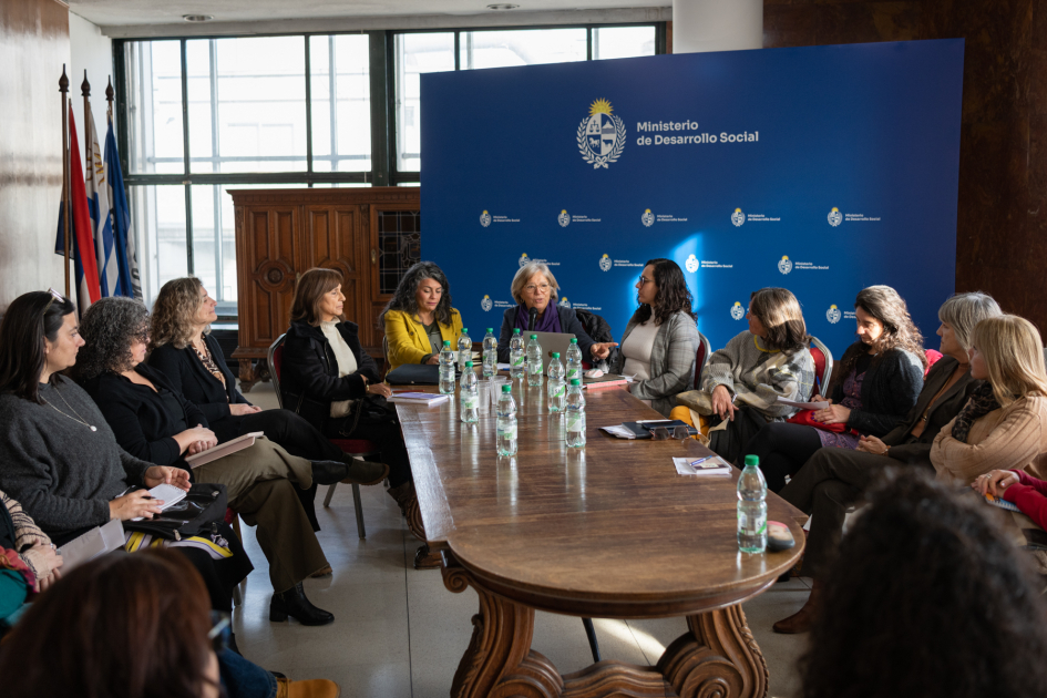 Consejo Nacional Consultivo Por Una Vida Libre De Violencia De Género hacia Las Mujeres mujeres reunidas en torno a una mesa