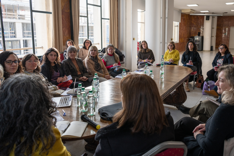 Consejo Nacional Consultivo Por Una Vida Libre De Violencia De Género hacia Las Mujeres mujeres reunidas en torno a una mesa