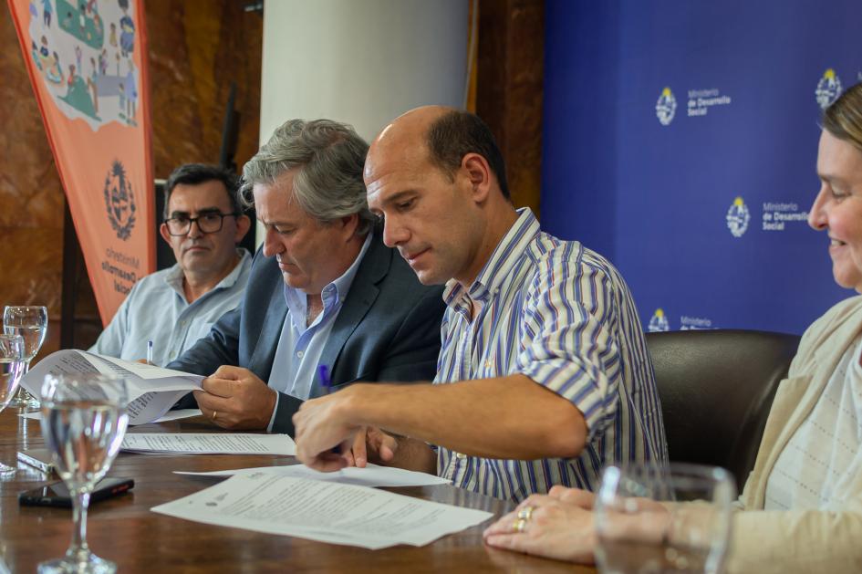 Martín Lema y Conrado Ferber firman convenio, sentados junto a Brugman y Moraes, respectivamente. 