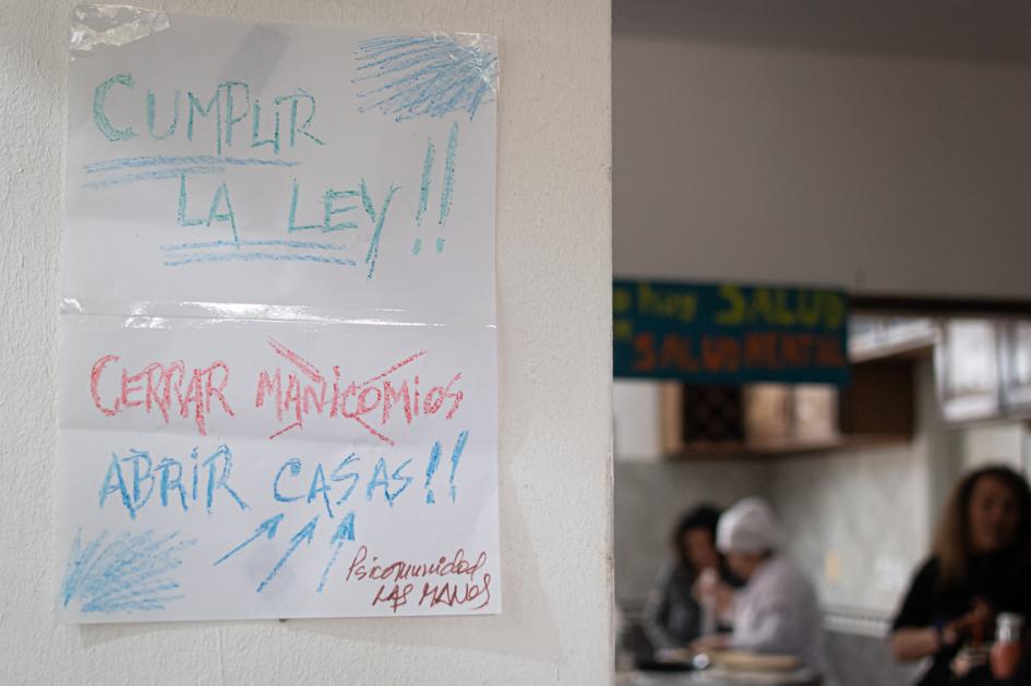 Mensaje colgado en la pared de la casa Mensaje colgado en la pared de la casa