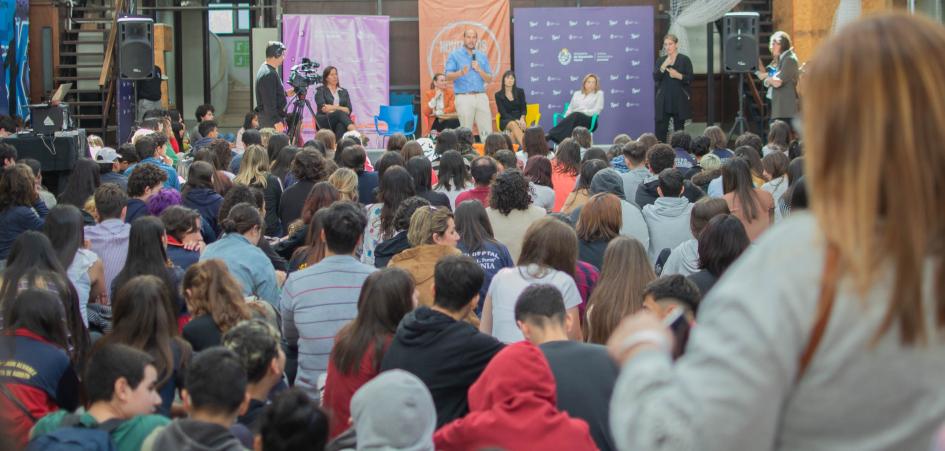 Ministro hablando al público Ministro hablando al público